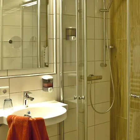 - Zum Loewen Hotell