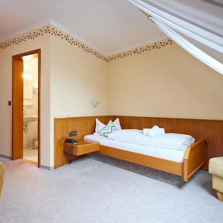 - Zum Loewen 3*