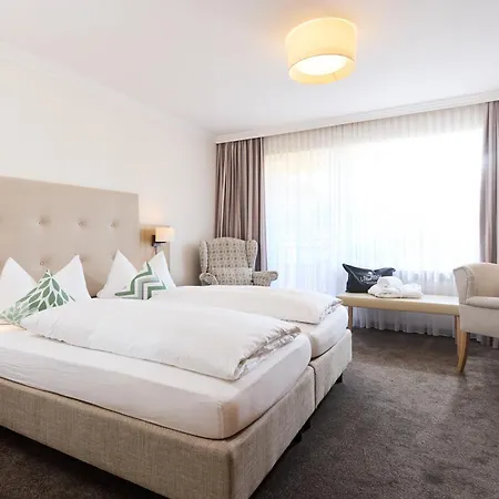 - Zum Loewen Hotel