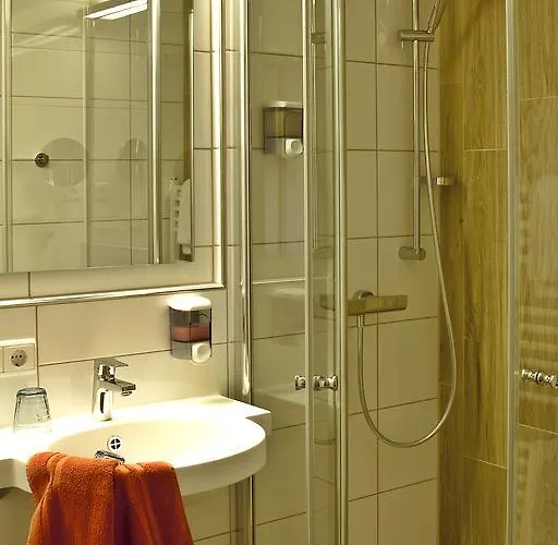 - Zum Loewen Hotel